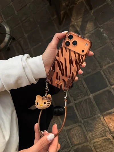 قاب آیفون مدل cocoa tiger به همراه آویز G1028